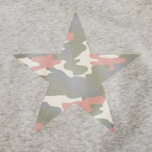 BK02 * The Children's Place Girls Camo Star Sweatshirt Gray Pink Size S (5/6) - Picture 8 of 8
